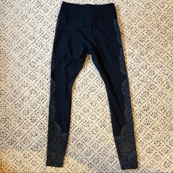 Nike Dri-Fit Leggings with Gray Design - Picture 3 of 4